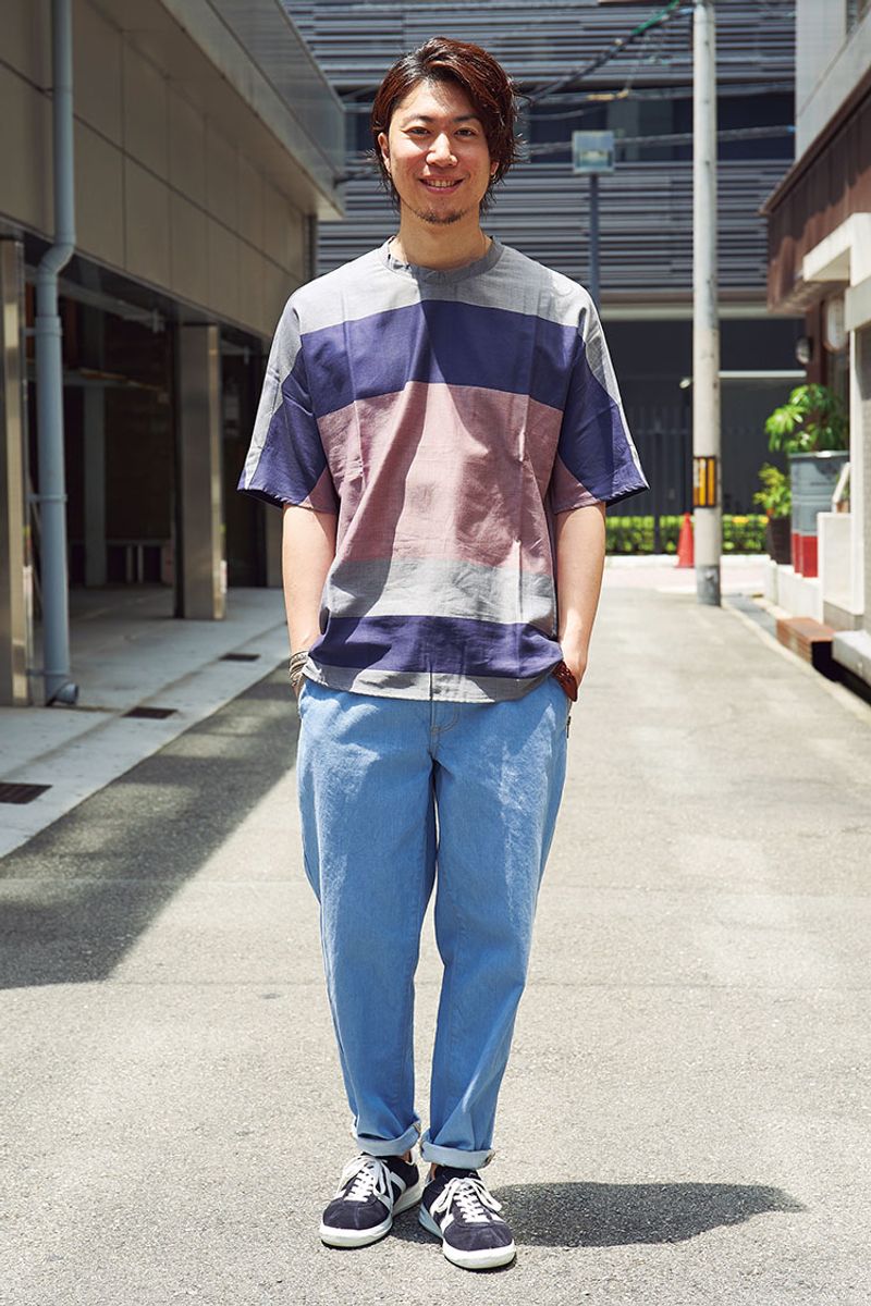 シャツで遊び、デニムでまとめ、足元で決める。センス溢れる夏コーデ 米津克哉