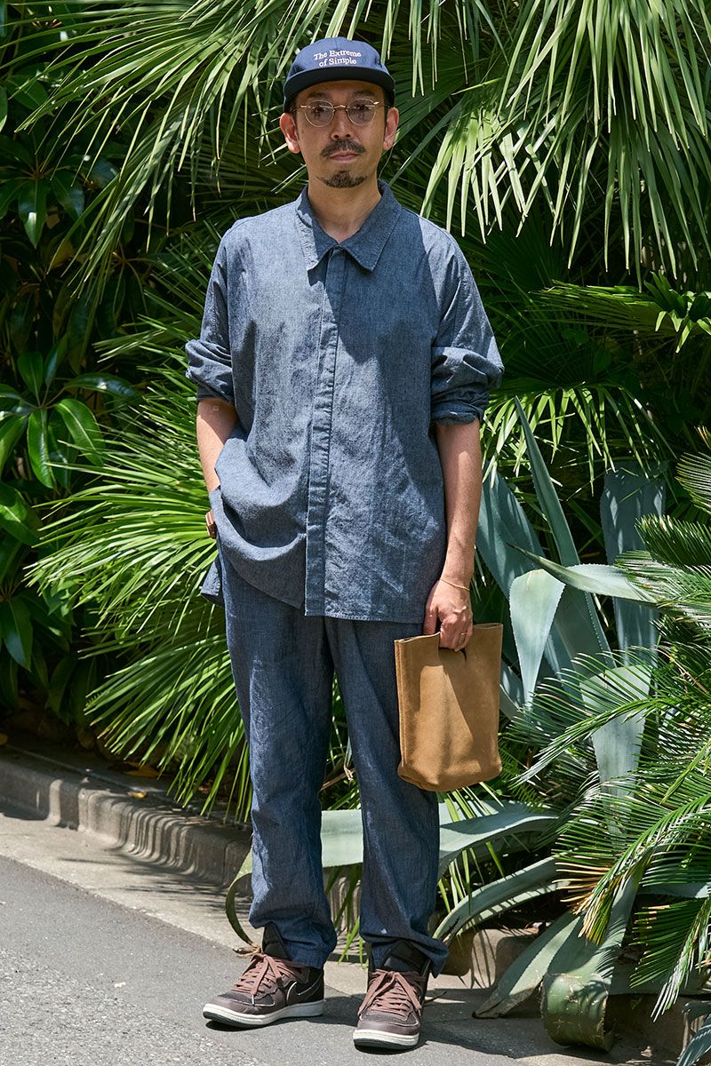 洗いざらしのシャツで抜けを作ったオールブルーコーデ 青木大三