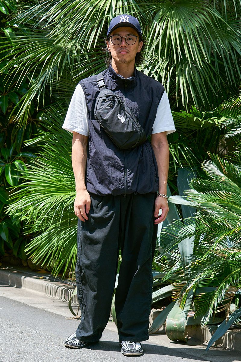 ナイロンベストにはアクティブな小物がベストマッチ 小川 直