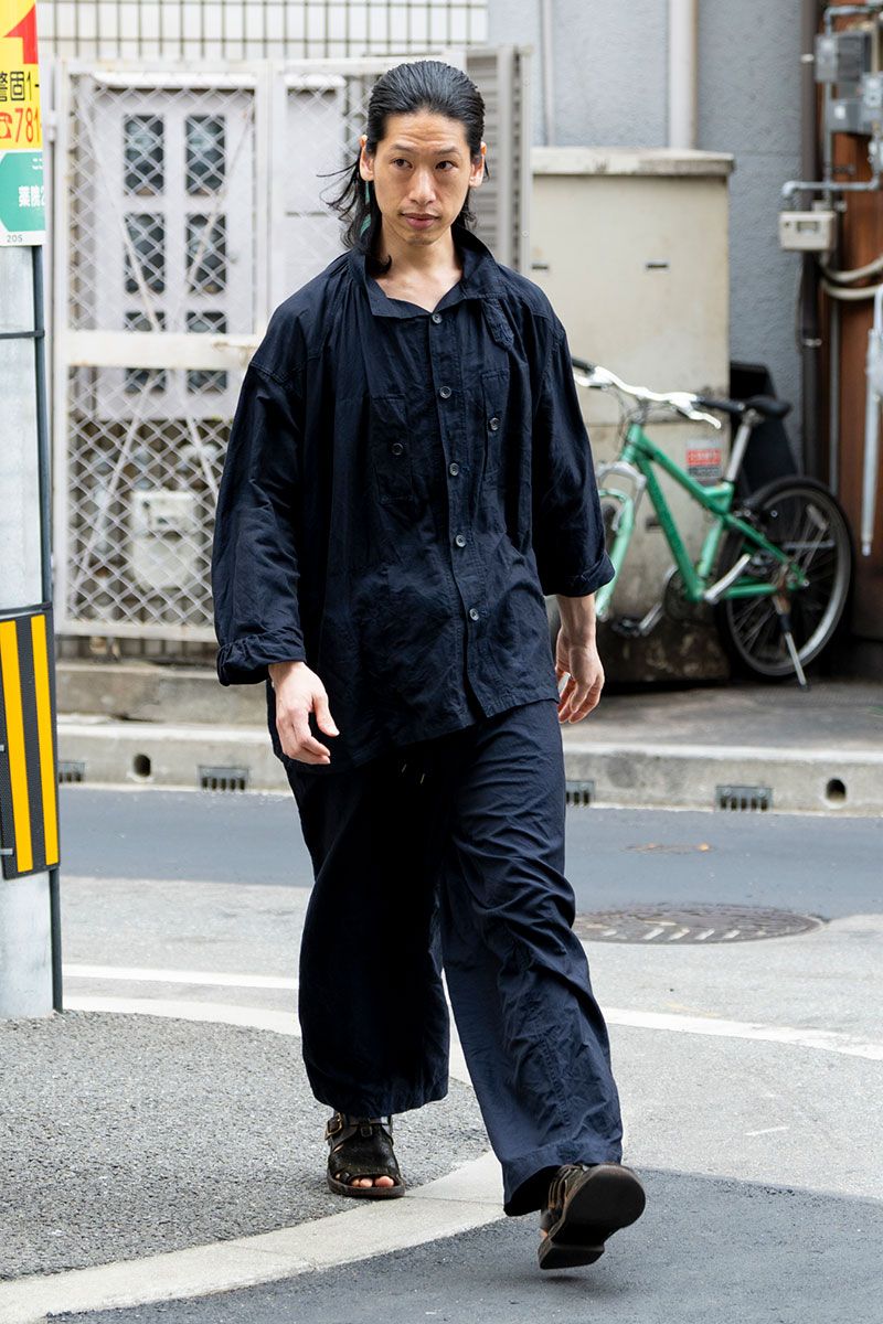 風になびく、オーベルジュのワントーン・ブラックコーデ 大八木正夫 2枚目の写真