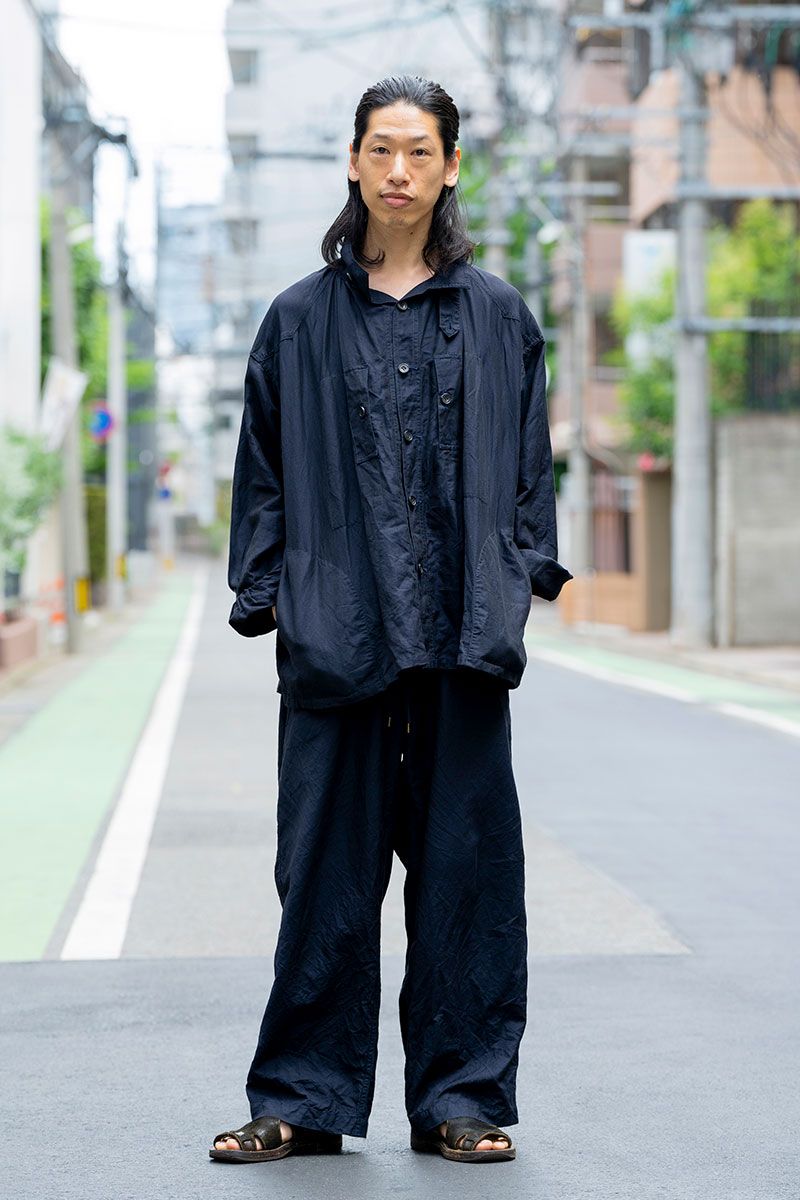 風になびく、オーベルジュのワントーン・ブラックコーデ 大八木正夫