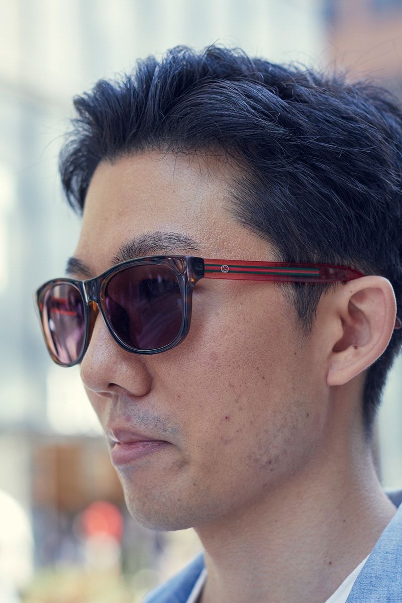 “袖＆裾まくり”で抜け感を演出した、余裕ある大人の青シャツスタイル 對馬雄希 2枚目の写真