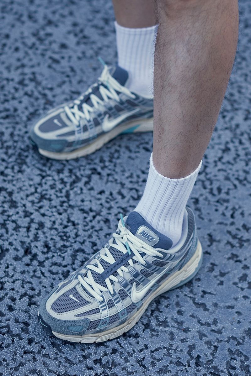 袖まくりでカーゴショーツにさらなる軽快感を与えたシンプルコーデ Kim Yongsil 2枚目の写真