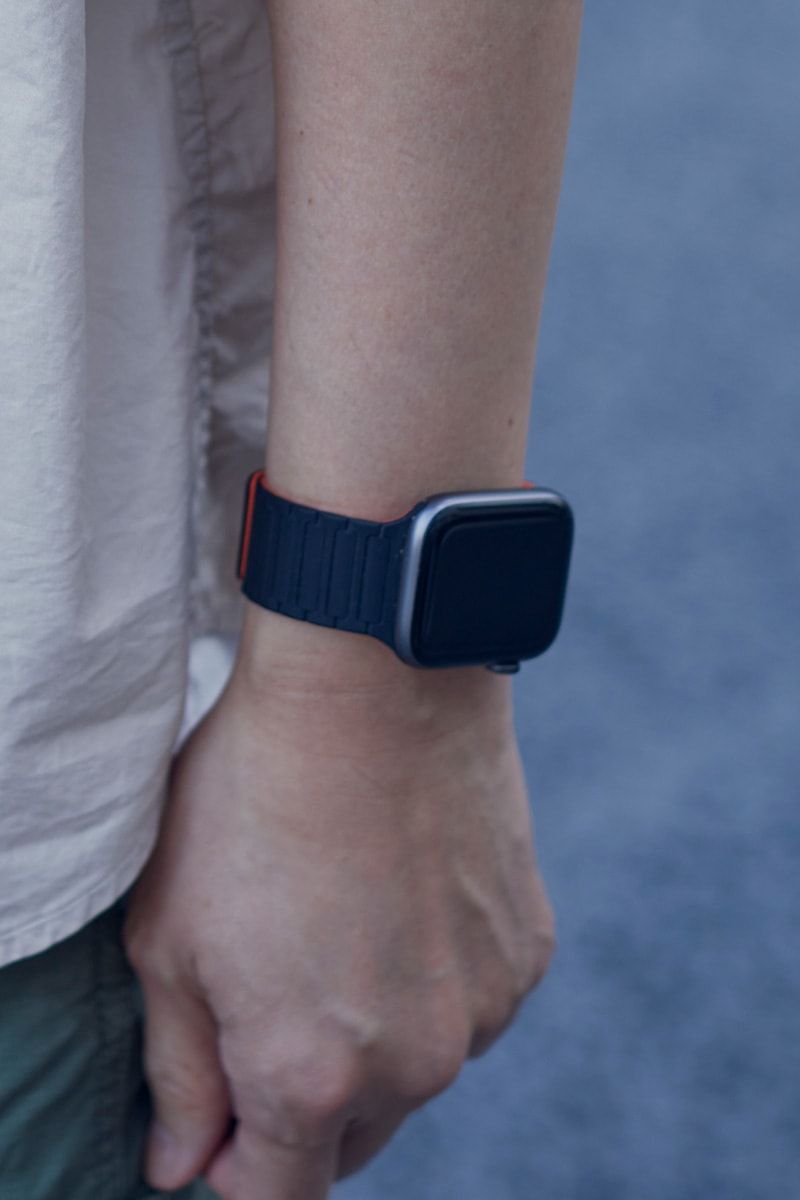 袖まくりでカーゴショーツにさらなる軽快感を与えたシンプルコーデ Kim Yongsil 3枚目の写真