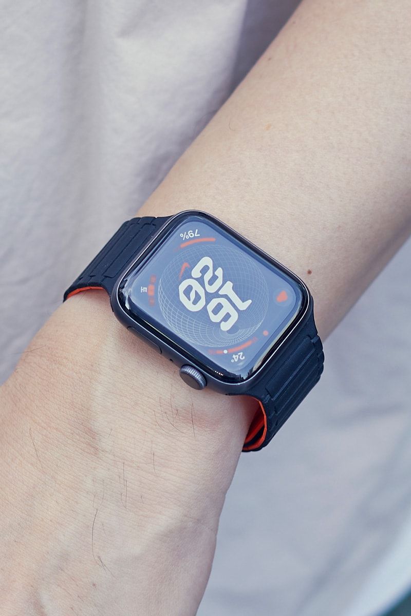 袖まくりでカーゴショーツにさらなる軽快感を与えたシンプルコーデ Kim Yongsil 4枚目の写真