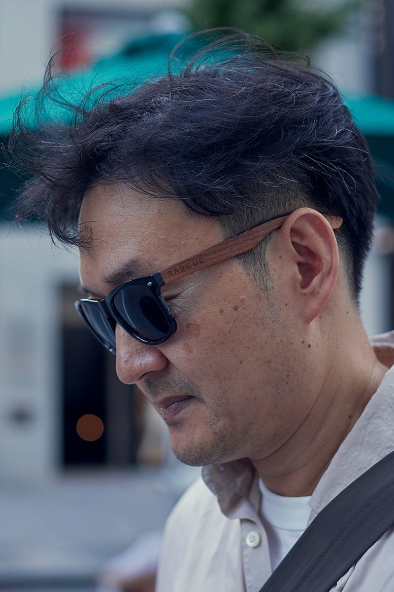 袖まくりでカーゴショーツにさらなる軽快感を与えたシンプルコーデ Kim Yongsil 5枚目の写真