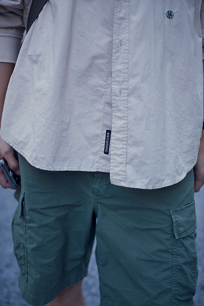 袖まくりでカーゴショーツにさらなる軽快感を与えたシンプルコーデ Kim Yongsil 6枚目の写真