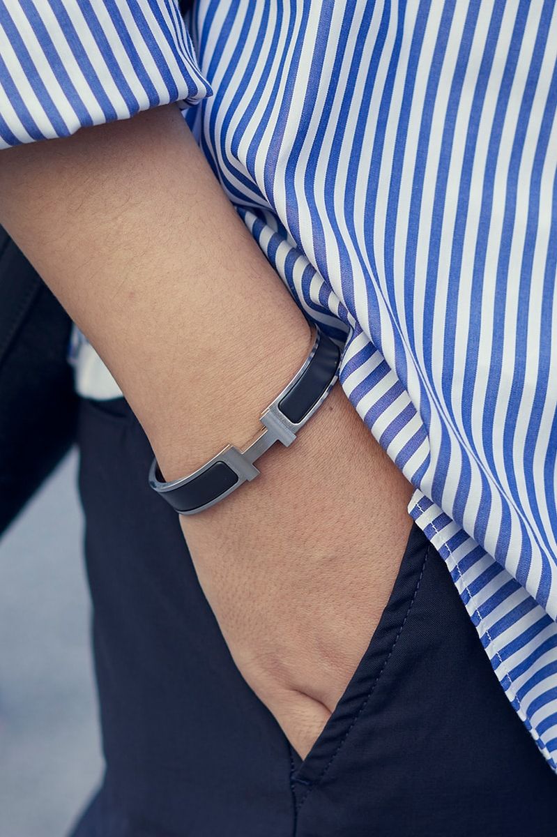 袖まくりでキレイめシャツを着崩したブルートーンスタイル 山中将史 2枚目の写真