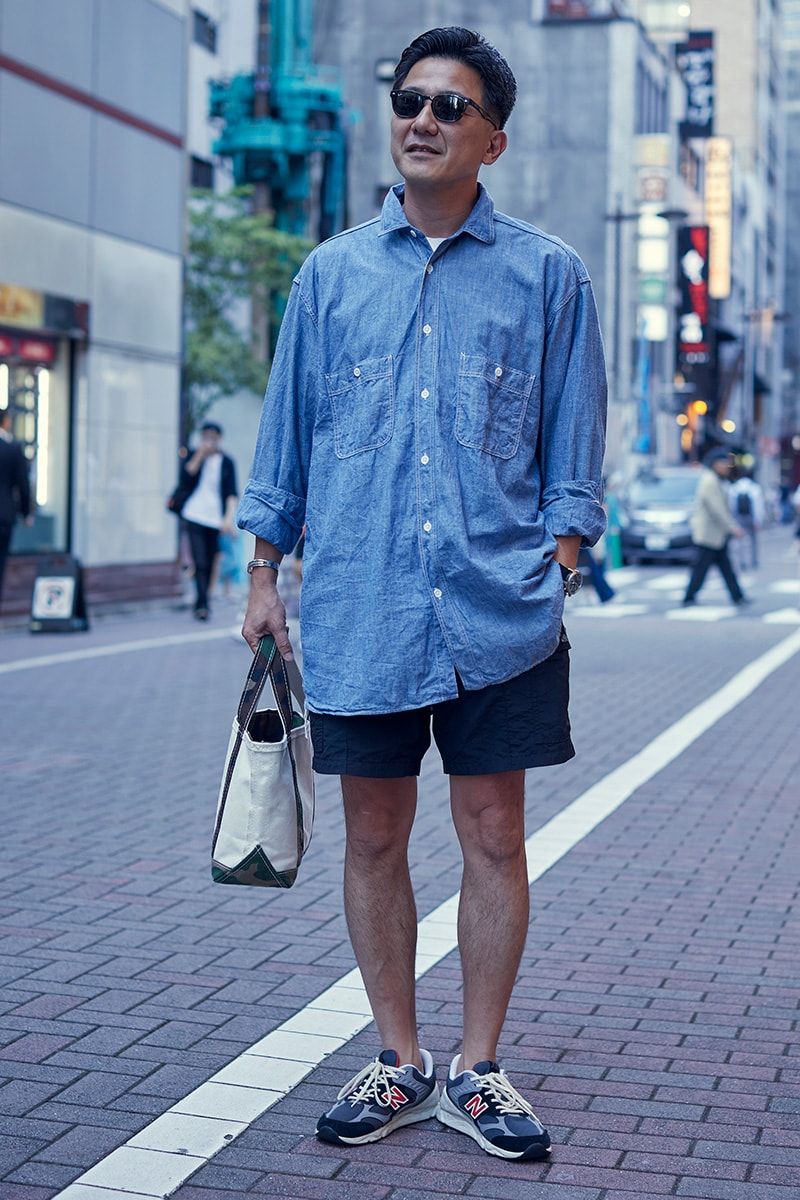 ラフに着たシャンブレーシャツとショーツの丈感のバランスが◎ 中島 享