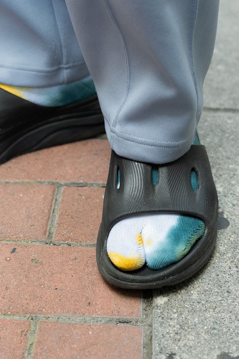 アイスブルーのパンツで“涼”を取り入れたクールなストリートスタイル 新島 匠 5枚目の写真