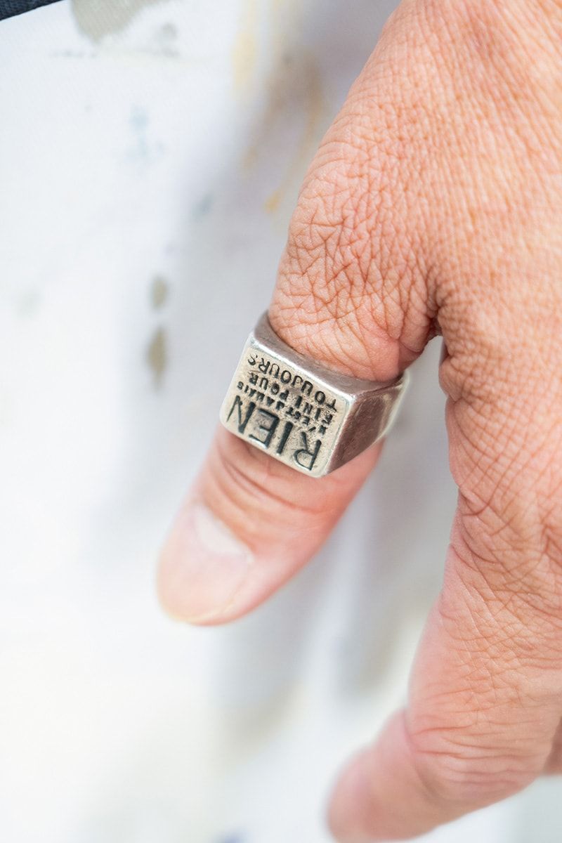 ペイントパンツで華やかさを添えたシンプル・モノトーンコーデ ショーン タカ 2枚目の写真