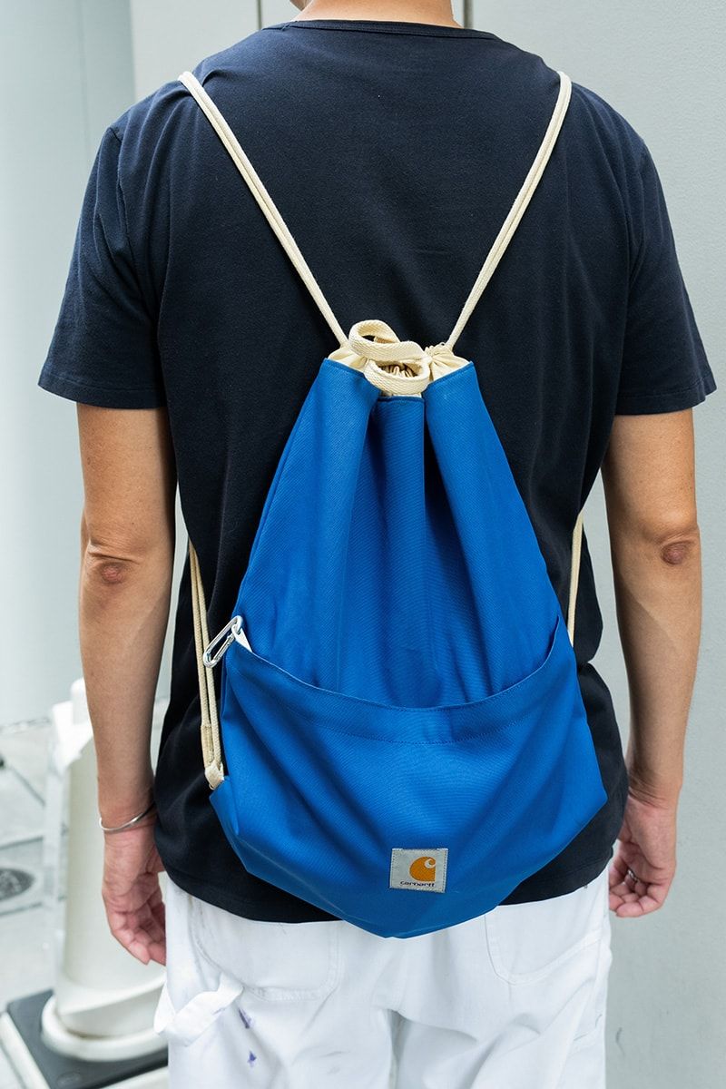 ペイントパンツで華やかさを添えたシンプル・モノトーンコーデ ショーン タカ 3枚目の写真