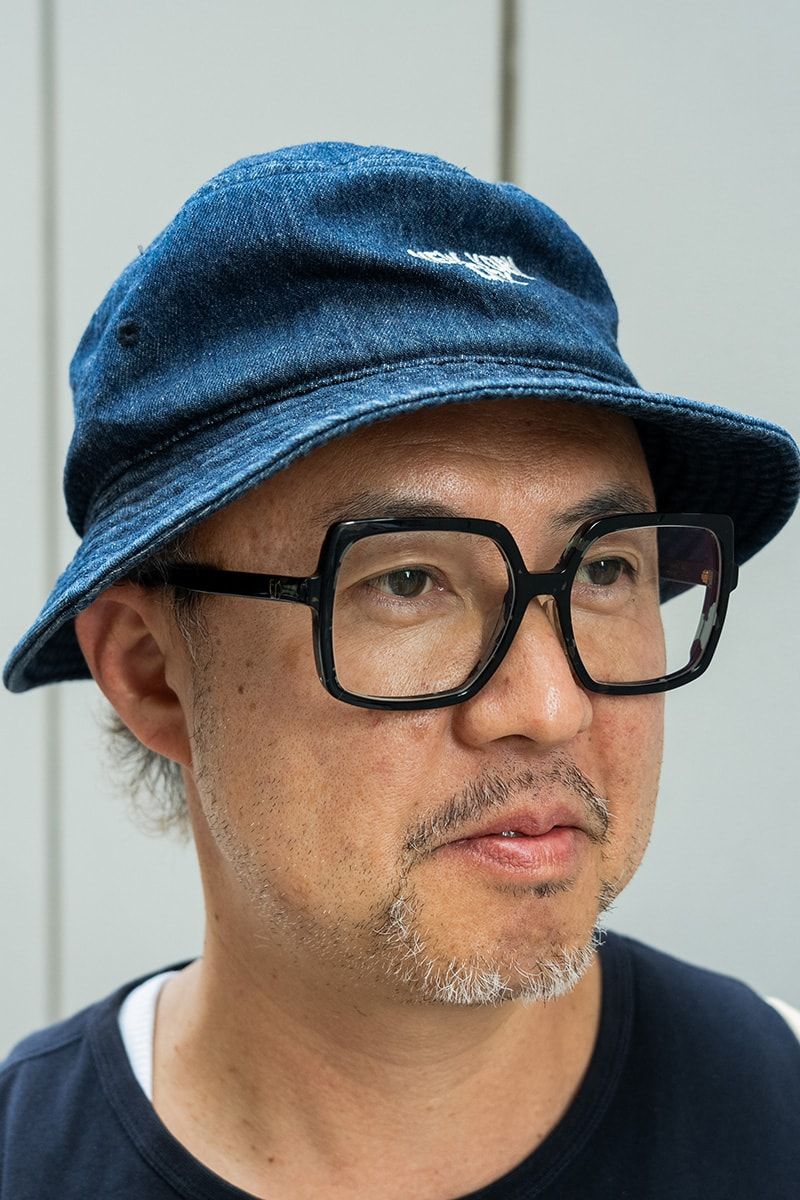 ペイントパンツで華やかさを添えたシンプル・モノトーンコーデ ショーン タカ 5枚目の写真