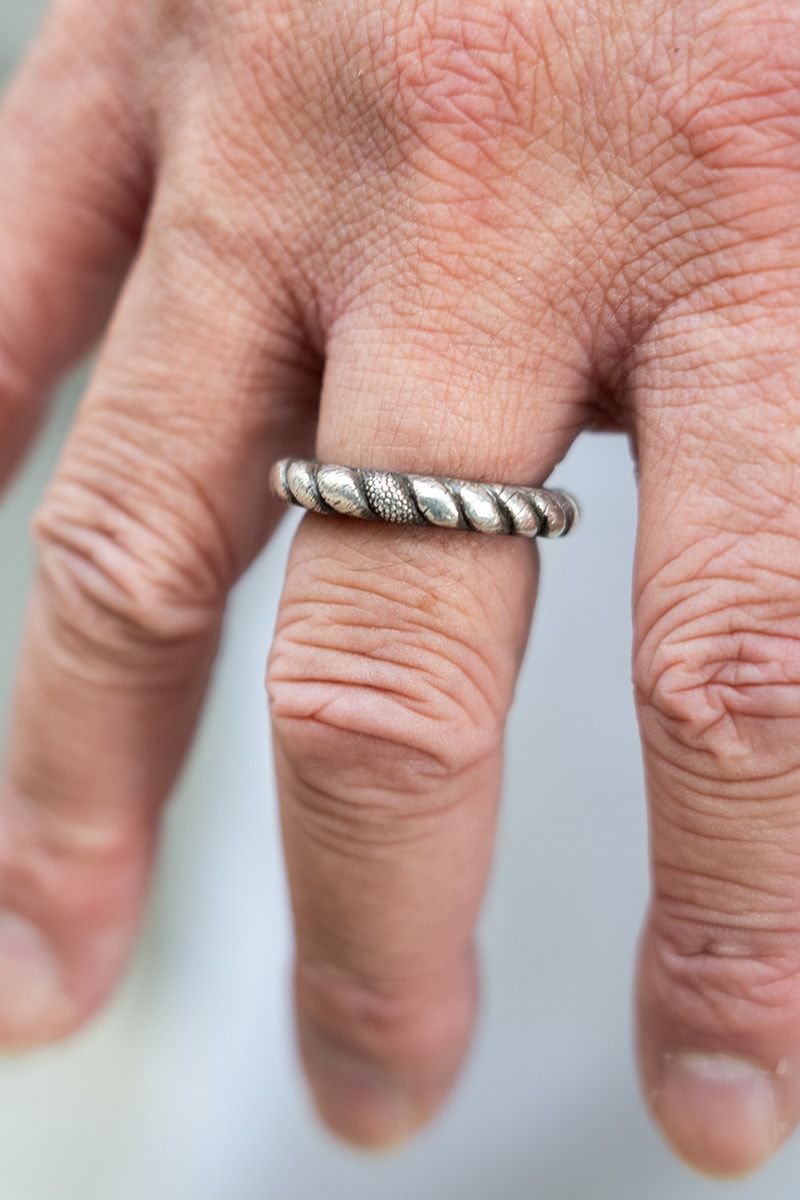 ペイントパンツで華やかさを添えたシンプル・モノトーンコーデ ショーン タカ 6枚目の写真