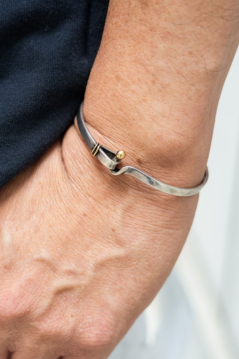 ペイントパンツで華やかさを添えたシンプル・モノトーンコーデ ショーン タカ 7枚目の写真