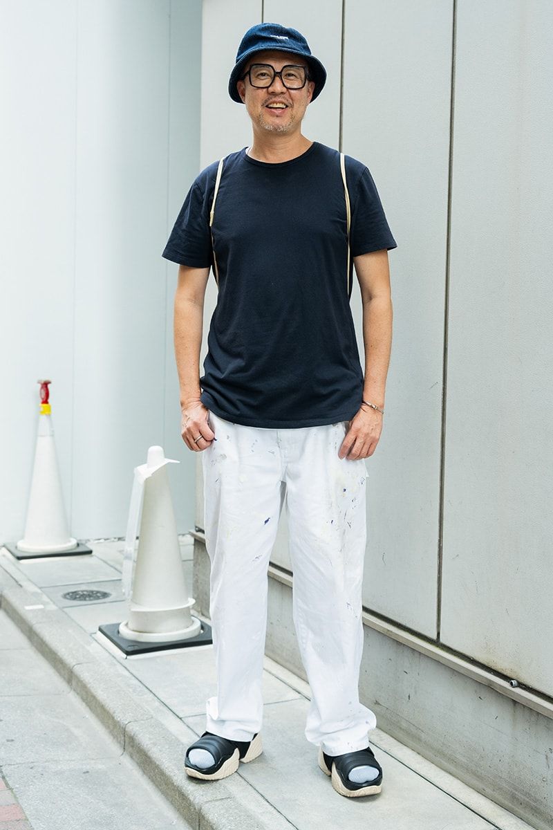 ペイントパンツで華やかさを添えたシンプル・モノトーンコーデ ショーン タカ