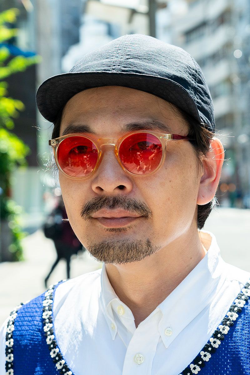 キレイめシャツをビブスで着崩したファッション巧者 岡本貴男 4枚目の写真