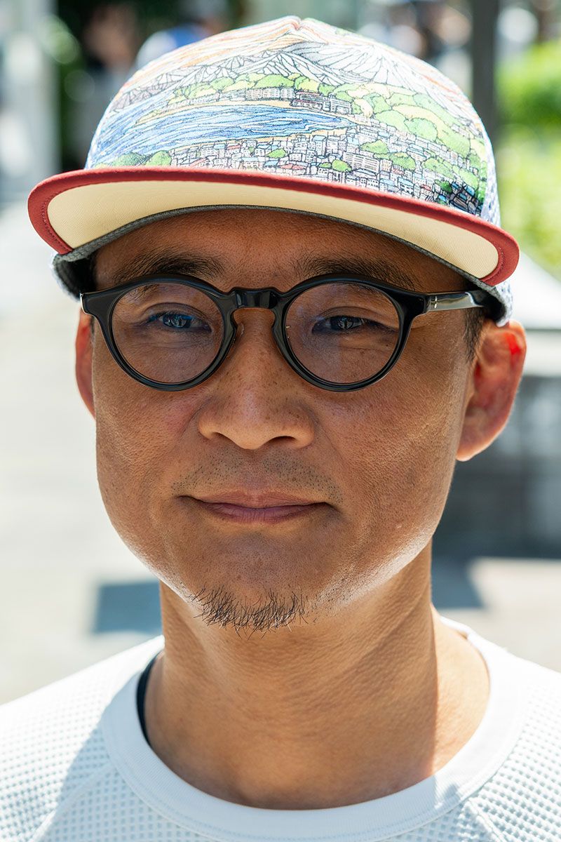 キャップ、ソックス、スニーカーで挿し色を加えたシンプル＆カラフルスタイル 宮森 穂 2枚目の写真