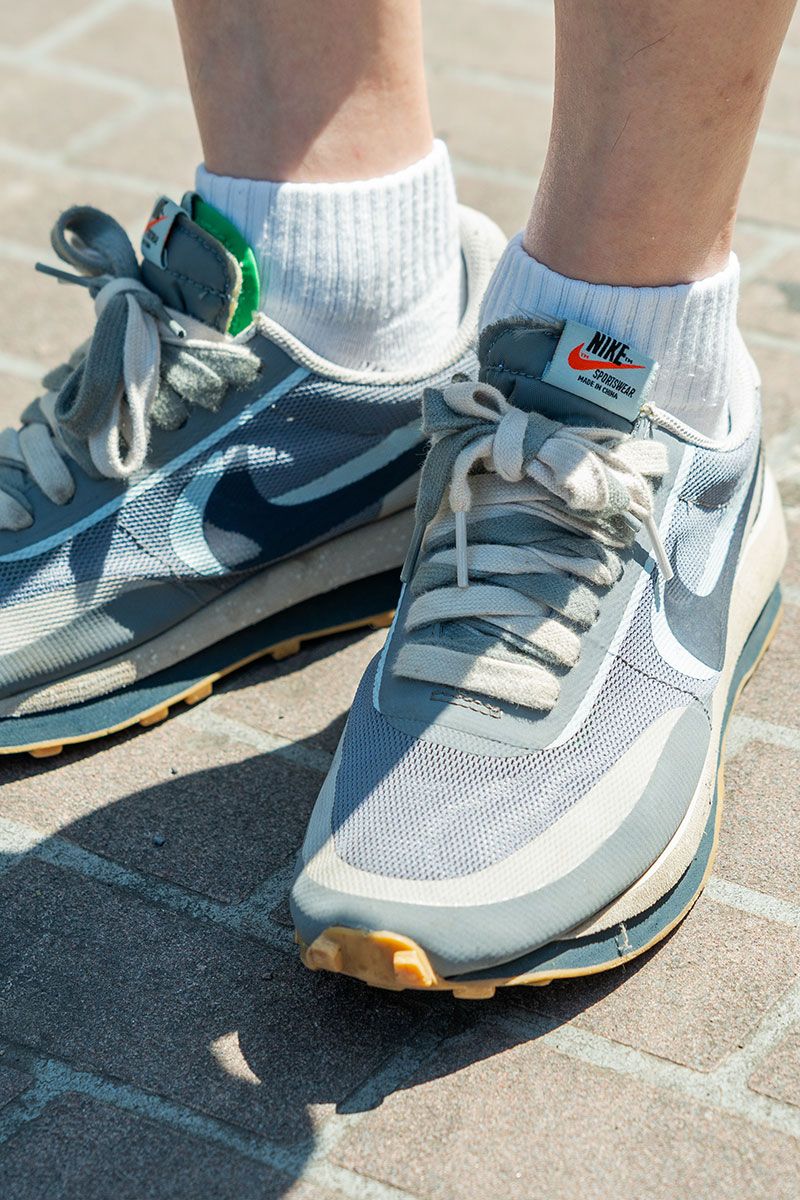 ナイキ×サカイのスニーカーが際立つモノトーンコーデ 大森 剛 2枚目の写真