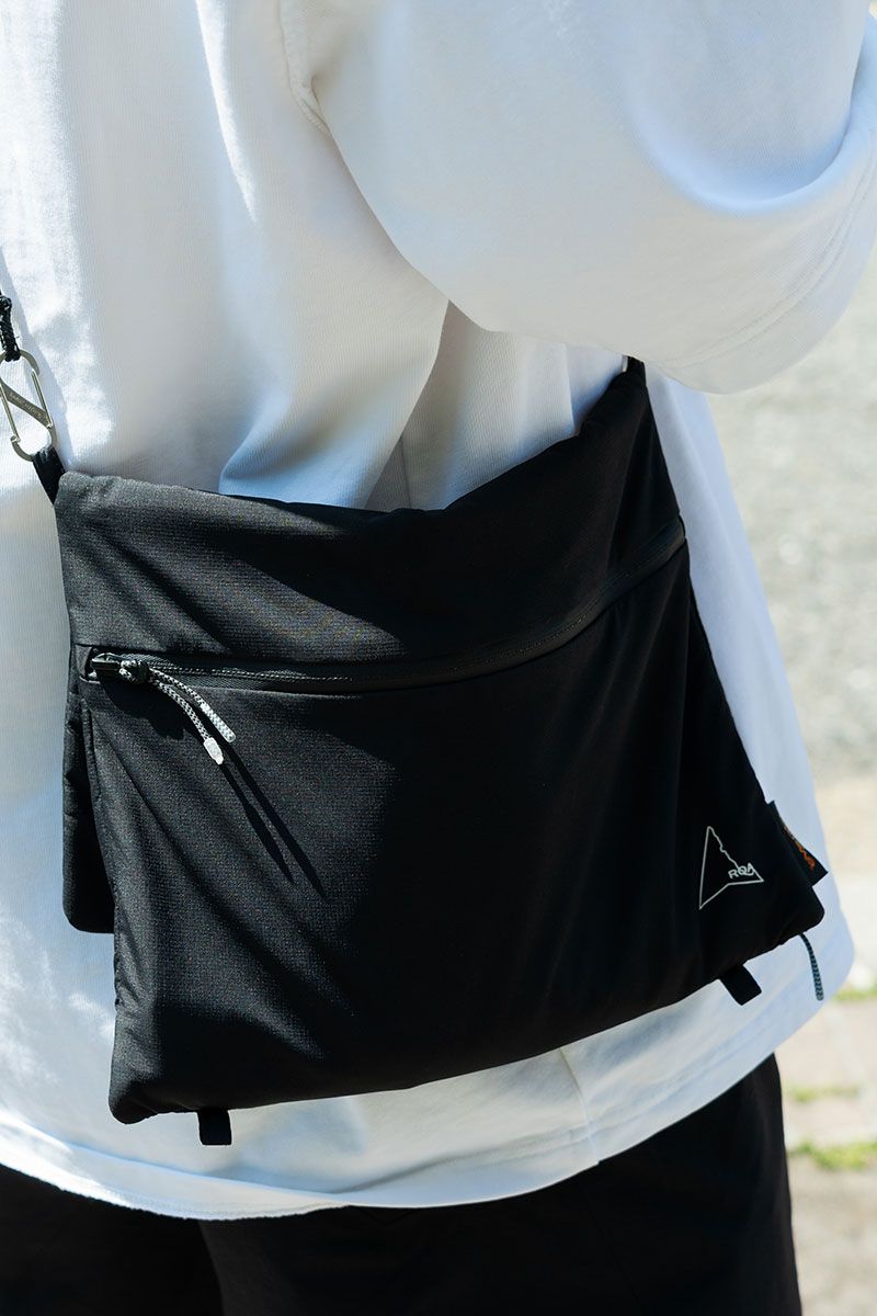 ナイキ×サカイのスニーカーが際立つモノトーンコーデ 大森 剛 4枚目の写真