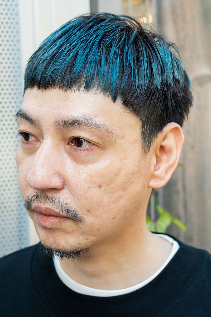 ブルーのヘアスタイルとデニムの色合わせにピンクのバッグを挿し色で投入 丹 大輔 2枚目の写真