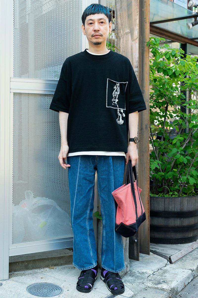 ブルーのヘアスタイルとデニムの色合わせにピンクのバッグを挿し色で投入 丹 大輔