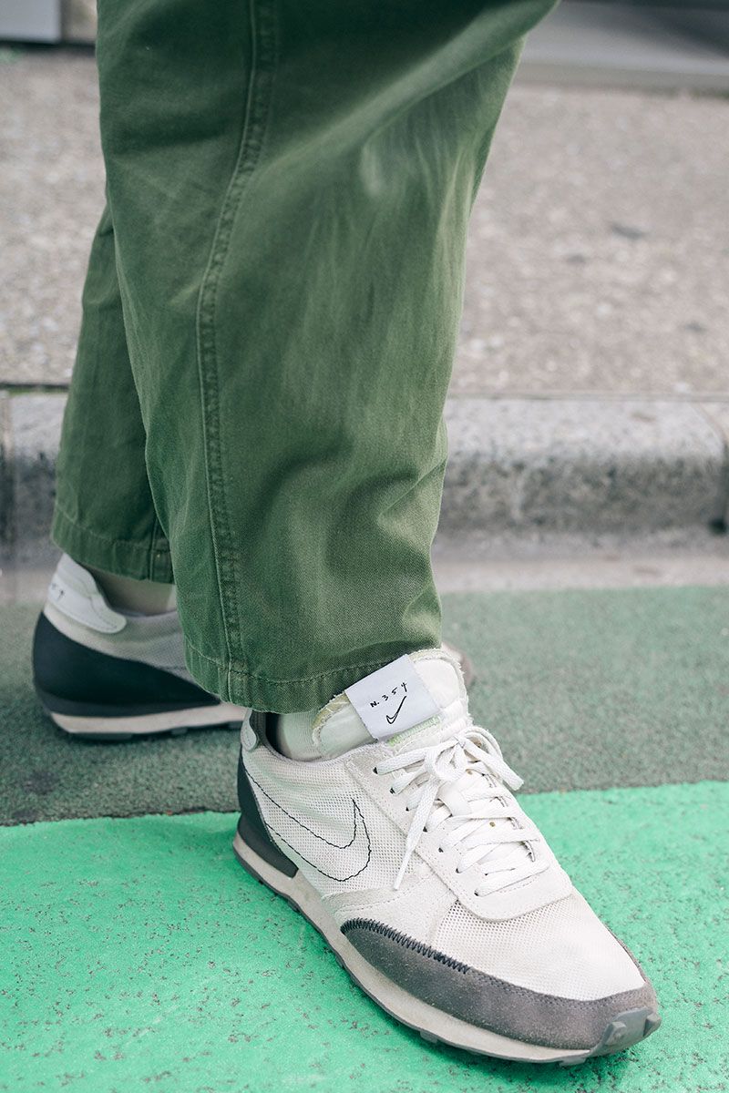 シンプルながら目を引くカーキパンツコーデ shun 4枚目の写真