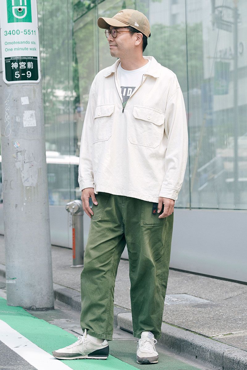 シンプルながら目を引くカーキパンツコーデ shun