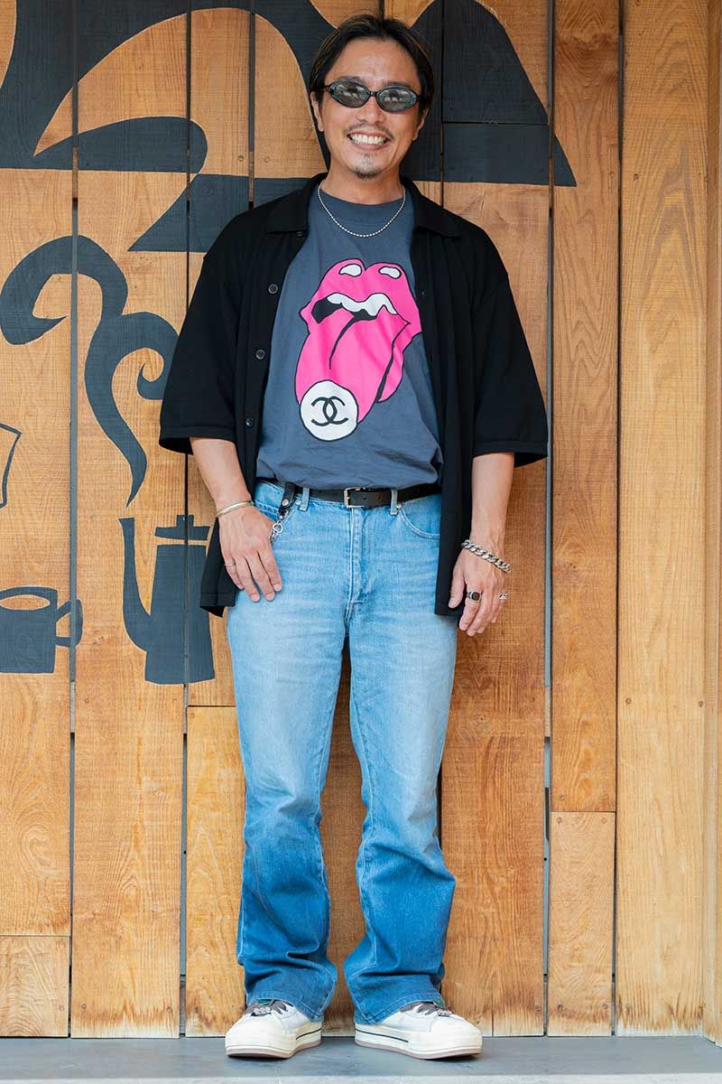 襟付きカーディガンにタックイン、好印象を演出する薄色デニムスタイル 日永和孝 2枚目の写真