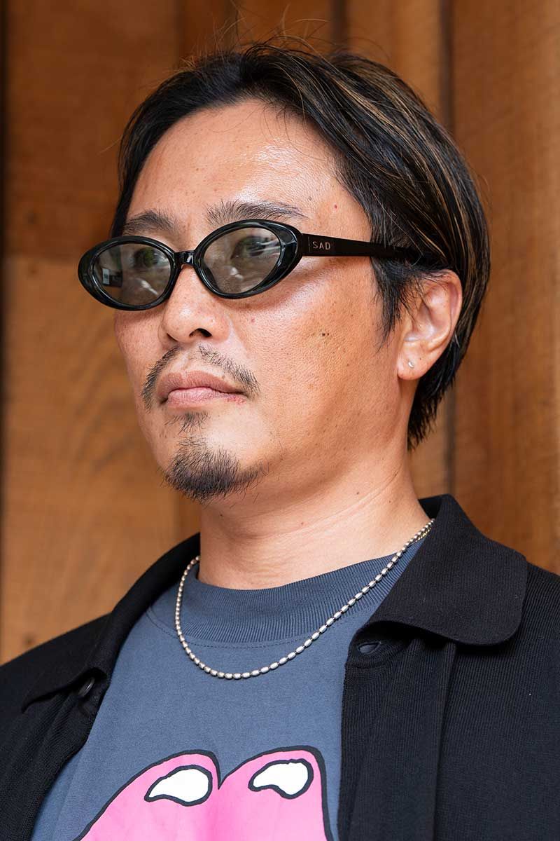 襟付きカーディガンにタックイン、好印象を演出する薄色デニムスタイル 日永和孝 4枚目の写真