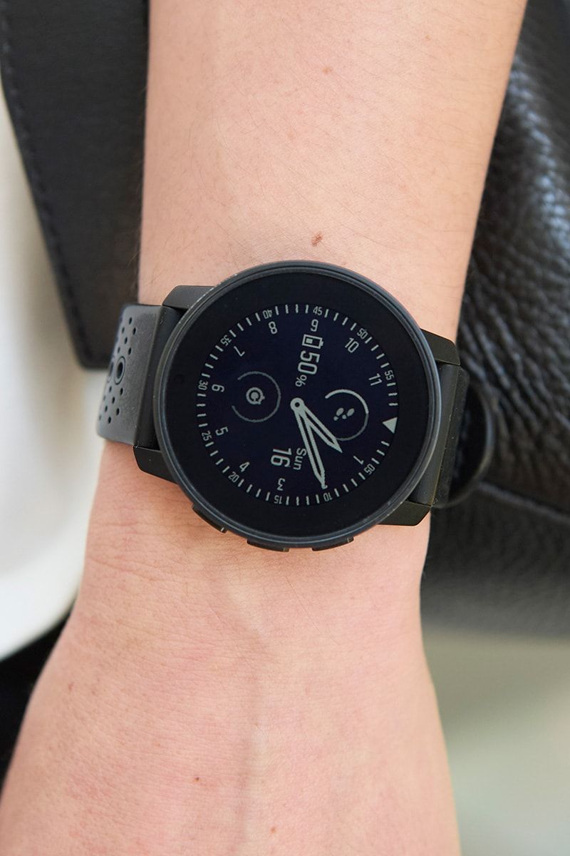 シンプルモノトーンは足元の肌見せで大人の色気を！ 坂口浩樹 2枚目の写真