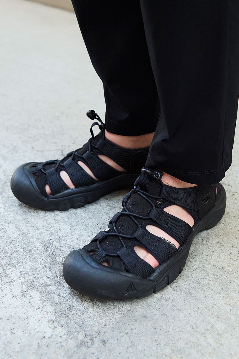 シンプルモノトーンは足元の肌見せで大人の色気を！ 坂口浩樹 3枚目の写真