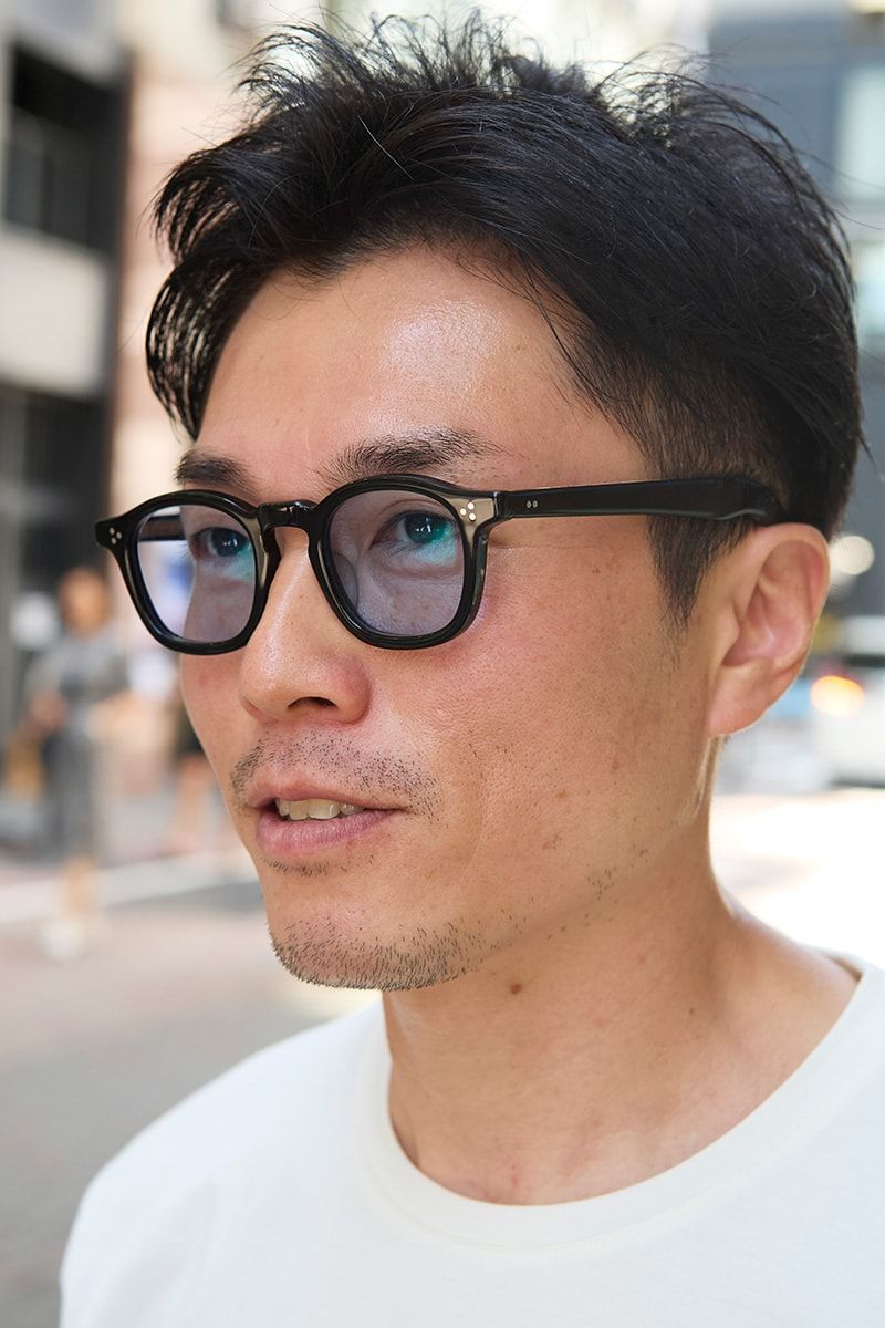 シンプルモノトーンは足元の肌見せで大人の色気を！ 坂口浩樹 4枚目の写真