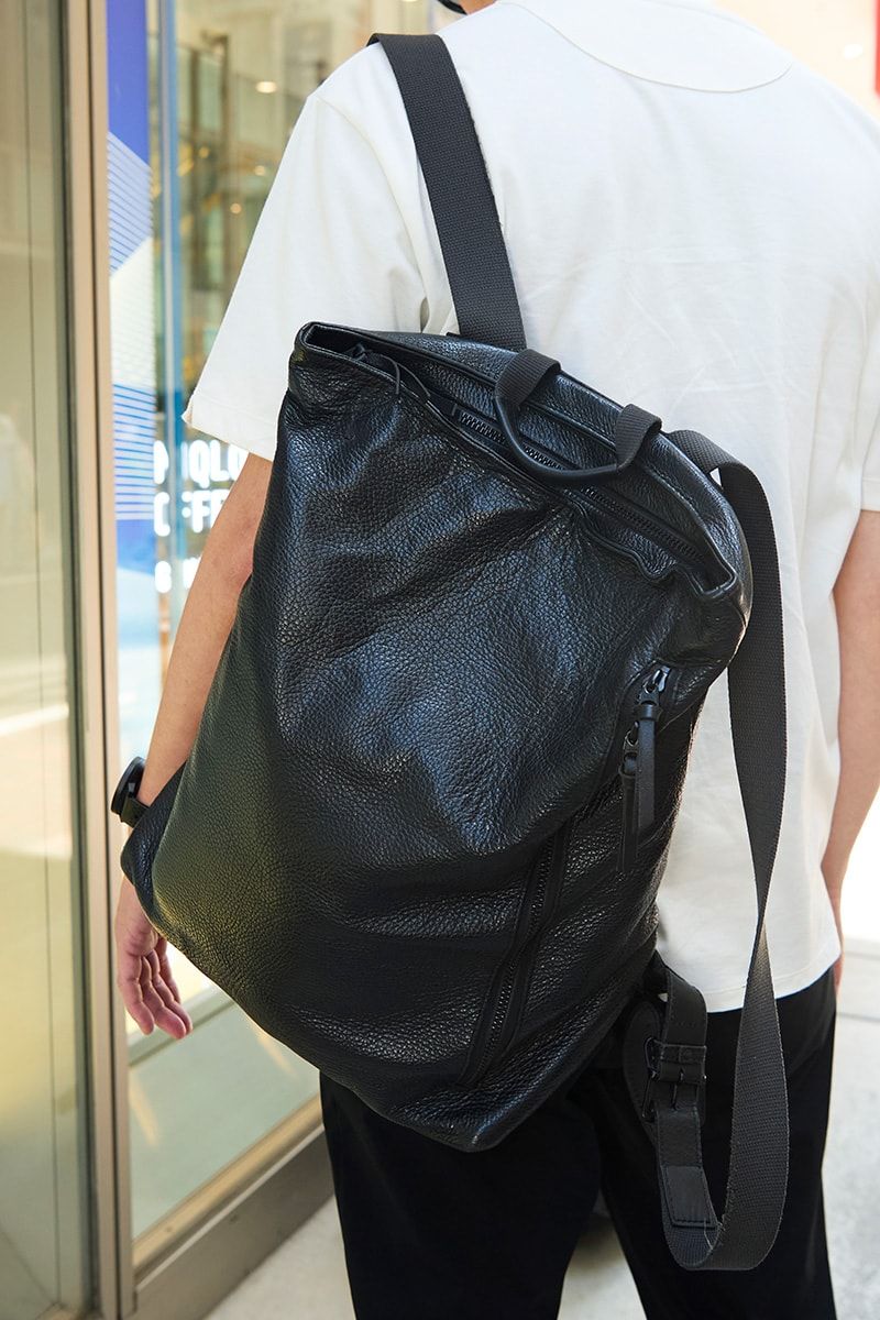 シンプルモノトーンは足元の肌見せで大人の色気を！ 坂口浩樹 5枚目の写真