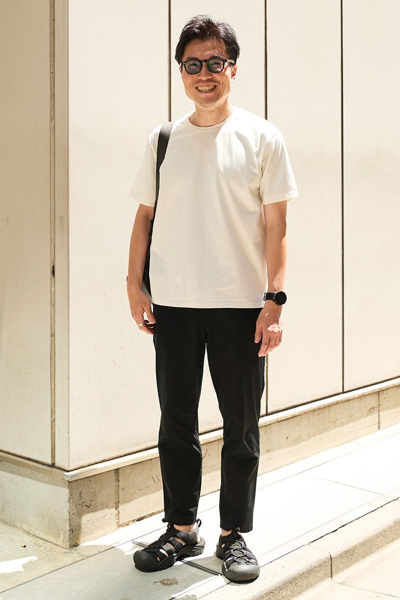 シンプルモノトーンは足元の肌見せで大人の色気を！ 坂口浩樹