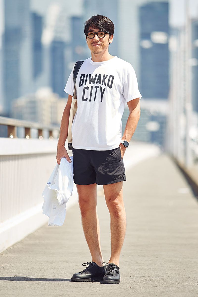 夏感あふれるモノトーン。ショーツの丈感もちょうどいい 山田知道