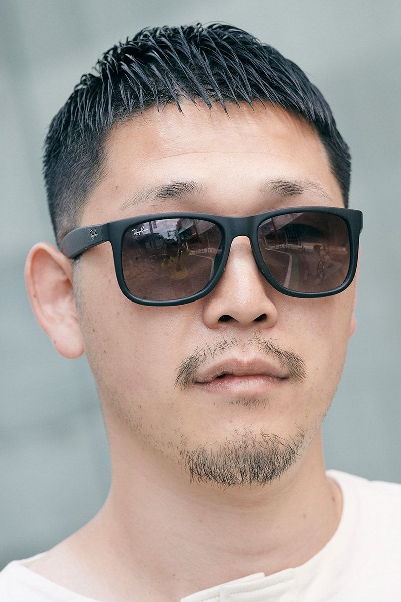 真っ白なスニーカー&ヘンリーネックで清潔感を意識 橋本尚明 3枚目の写真