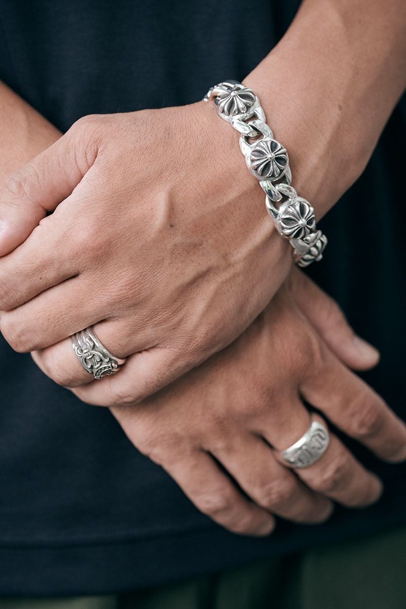 白コンバースでダークなコンビを爽やかに 杉本啓介 2枚目の写真