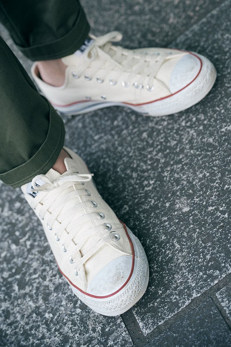 白コンバースでダークなコンビを爽やかに 杉本啓介 3枚目の写真