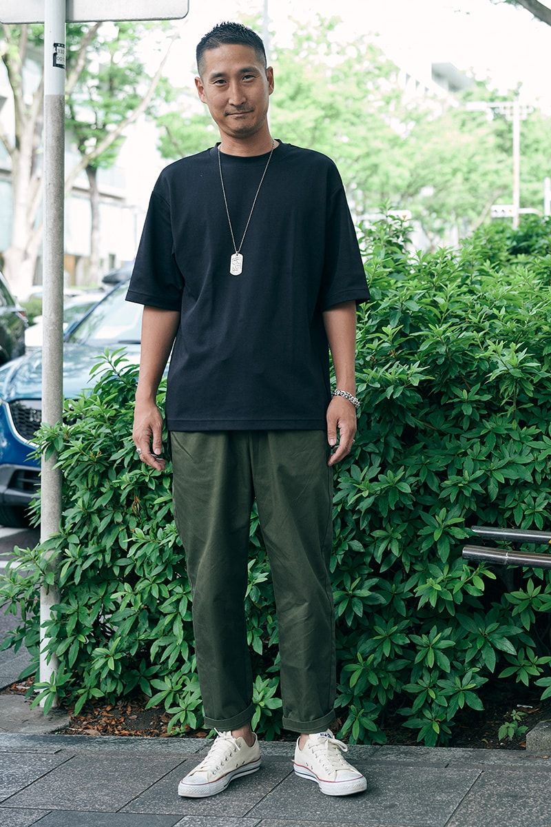 白コンバースでダークなコンビを爽やかに 杉本啓介