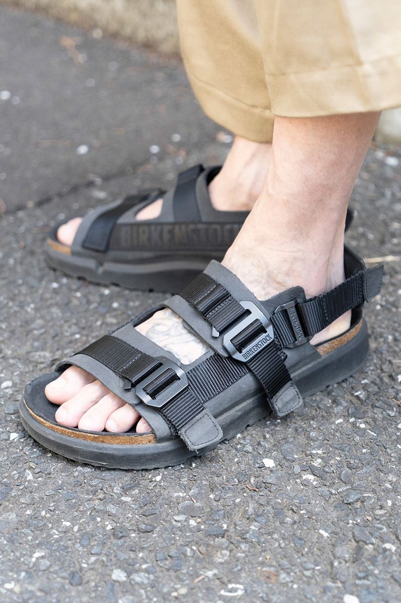 透け感あるシャツと素足が見えるサンダル。“スースー”コンビで黒を軽快に 河内章吾 2枚目の写真