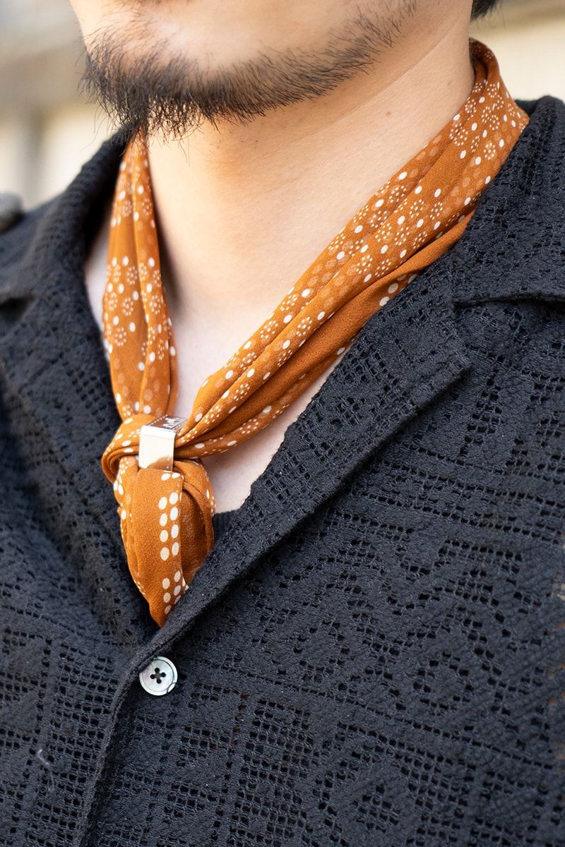 透け感あるシャツと素足が見えるサンダル。“スースー”コンビで黒を軽快に 河内章吾 3枚目の写真