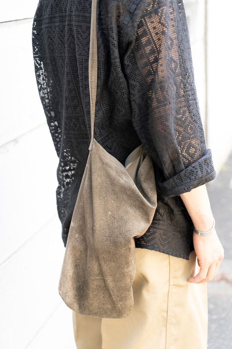 透け感あるシャツと素足が見えるサンダル。“スースー”コンビで黒を軽快に 河内章吾 5枚目の写真