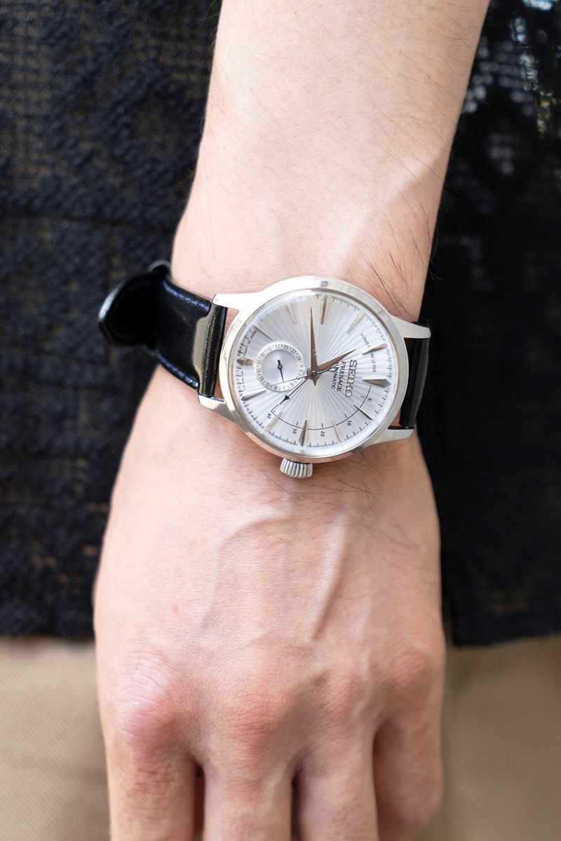 透け感あるシャツと素足が見えるサンダル。“スースー”コンビで黒を軽快に 河内章吾 6枚目の写真