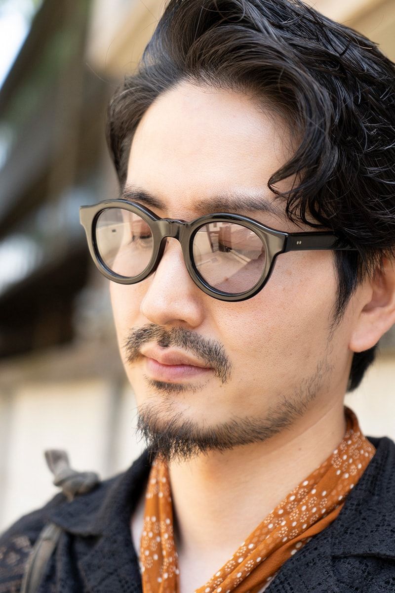 透け感あるシャツと素足が見えるサンダル。“スースー”コンビで黒を軽快に 河内章吾 7枚目の写真