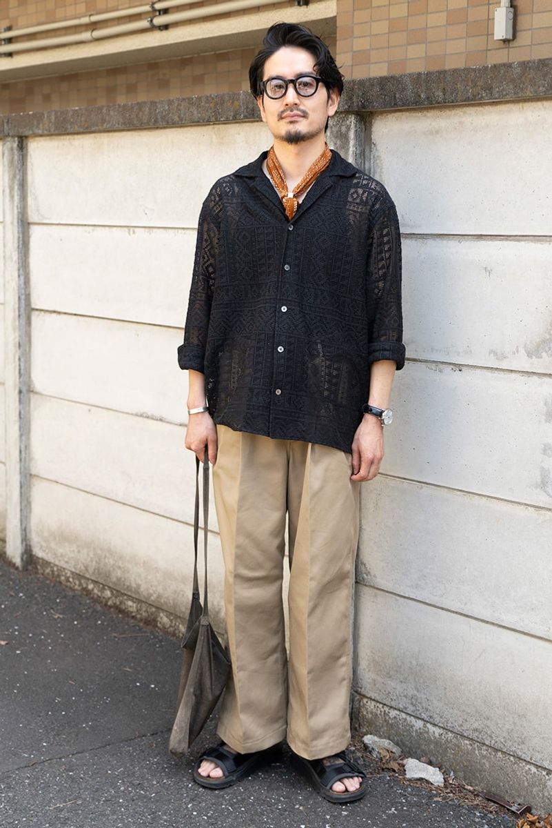 透け感あるシャツと素足が見えるサンダル。“スースー”コンビで黒を軽快に 河内章吾