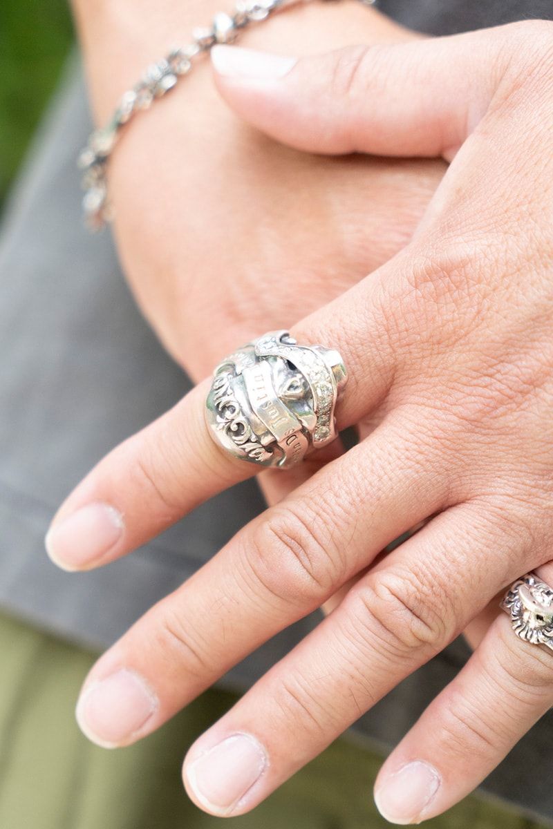 巨匠の世界観を凝縮したアイコニックなグラフィックTコーデ 上甲直人 5枚目の写真