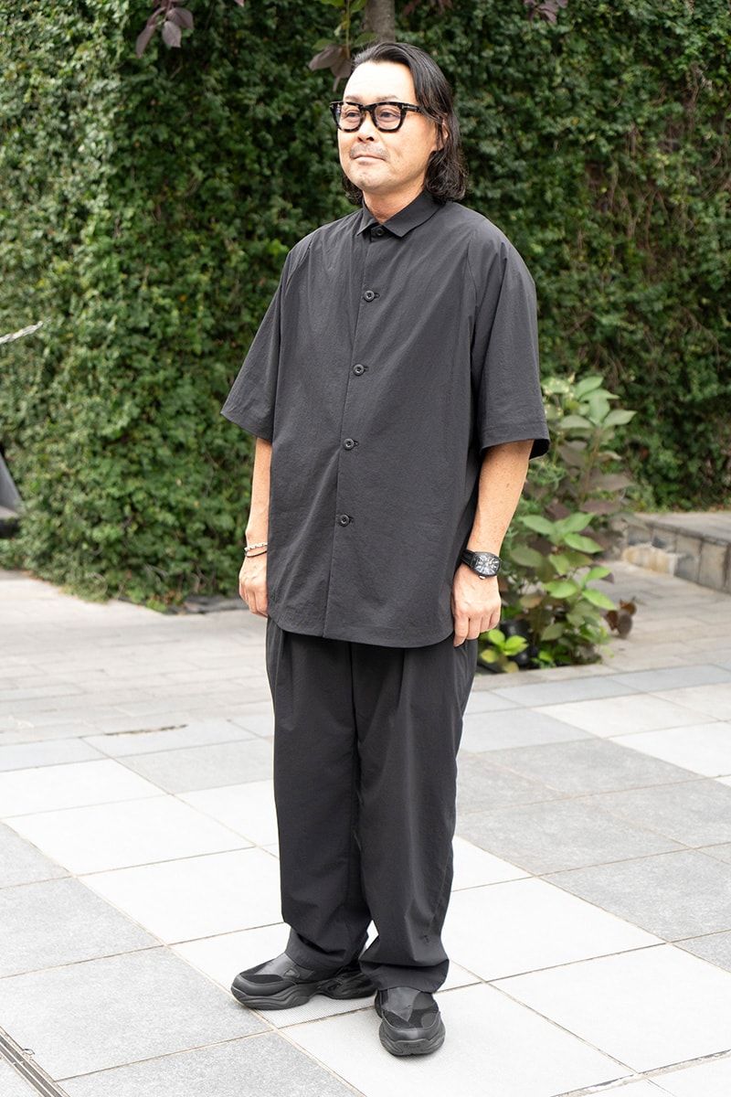 シャリ感のあるシャツとパンツでインスタント＆コンフォートにスタイルアップ 大前友嗣