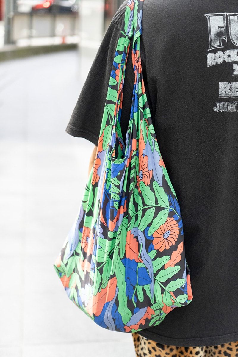 「ビームス × フジロック」のTシャツとレオパードショーツのフェススタイル 秋山 豊 2枚目の写真