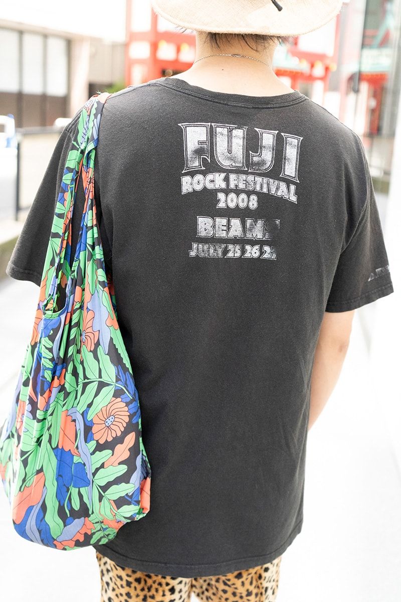 「ビームス × フジロック」のTシャツとレオパードショーツのフェススタイル 秋山 豊 6枚目の写真